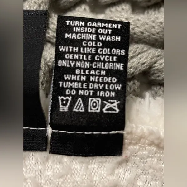 Kristin Nicole White Christmas Pugs & Kisses Sherpa sweater women size Medium - Image 7