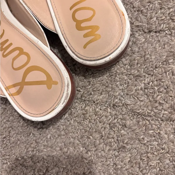 Sam Edelman Cream Loafers with Gold Accent - Image 4