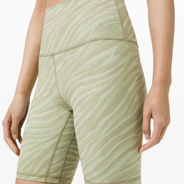 NWOT! Lululemon Athletica Align Short 8" Le Tigre Camo Green Fern Multi Size 2 - Image 2