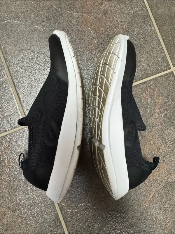 OOFOS OOmg Sport Slip On Lowtop Sneakers Shoes Black White Logo Womens 9 EU 40 - Image 9