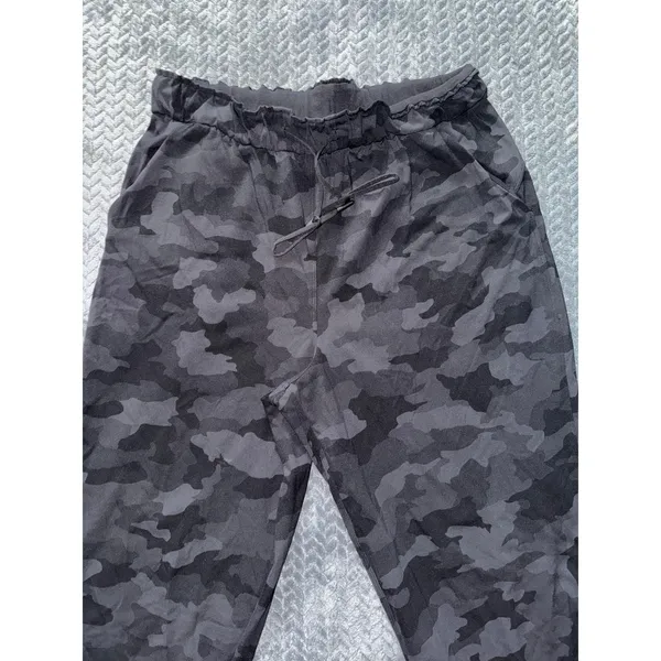 Lululemon‎ Women's Stretch HR Jogger Color Black Camouflage Size 10 - Image 2