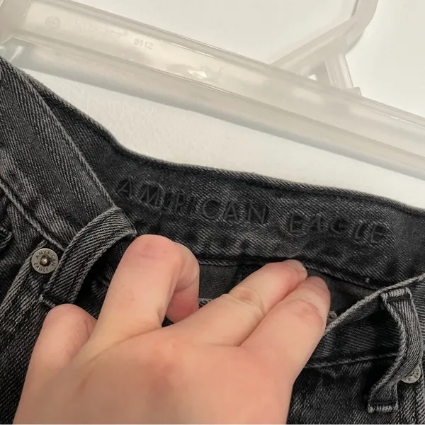 AMERICAN EAGLE AE Mom Jean Black Wash High Waisted High Rise Cropped Crop Ankle - Image 7