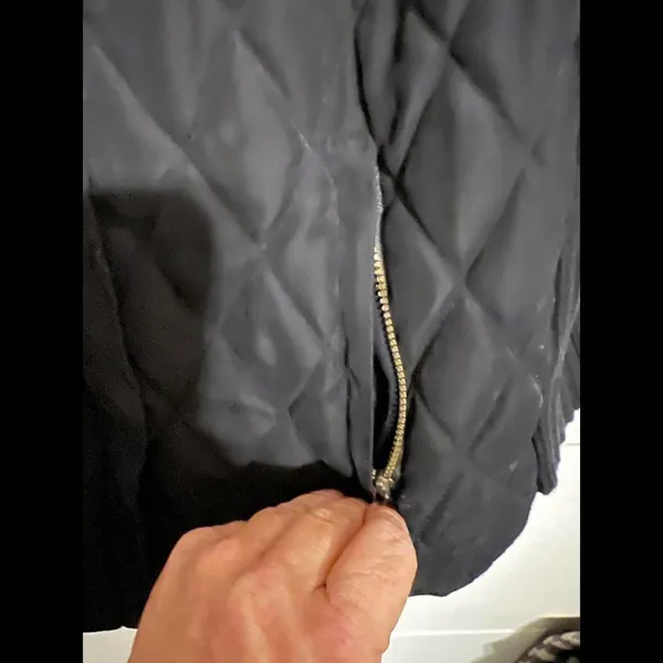 Stylish Black Quilted Vest with Pockets Size L - Image 9