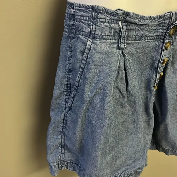 American Eagle Blue High Rise Button Down Pleated Pocketed Mom Shorts- Size 14 - Image 4