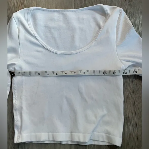 OQQ White Scoop-neck Long Sleeve Crop Top Size Small - Image 4