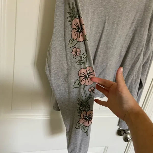 EUC | Hollister women’s gray decorated sleeve cropped‎ tshirt — large - Image 3