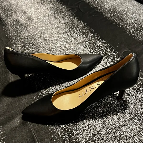 Womens sz7.5 Sole Society Luneiras classic black leather pointed toe pumps - Image 3
