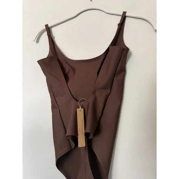 SKIMS BODY SCOOP LOW BACK THONG BODYSUIT Coco Brown XS NWT $88 - Image 6