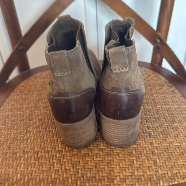 Clark’s Artisan Maypearl tan suede booties size 9.5 - Image 6
