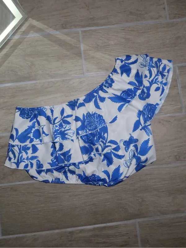 One-Shoulder Blue Floral Ruffle Crop Top - Image 3