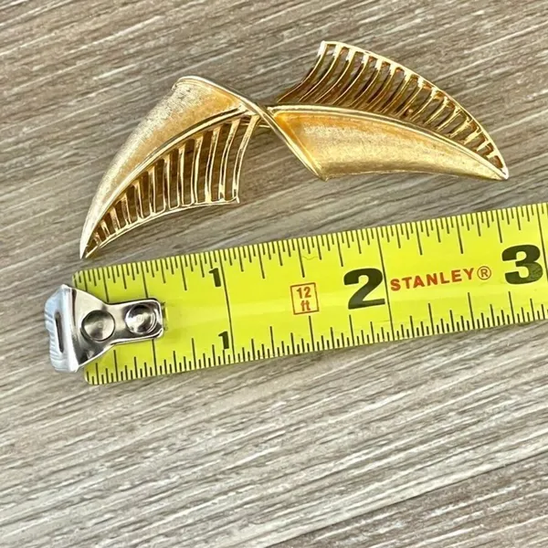 Vintage gold tone brooch - Image 9