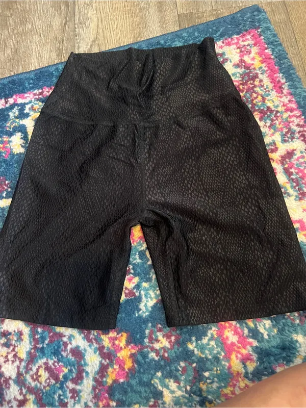 Beyond yoga Women's High-Waist Black Textured Bike Shorts - Image 5