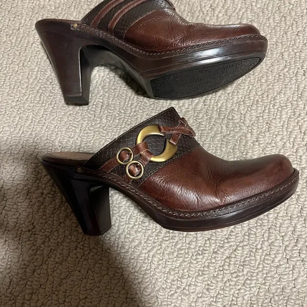 Brown Leather Heels with Decorative Strap Size 6.5 - Image 2