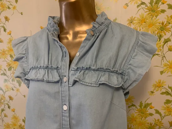 Chambray sleeveless button up top size M Size M - Image 4