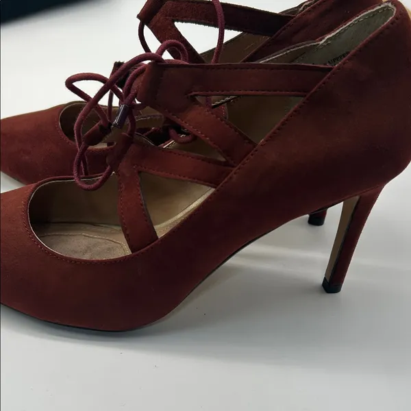 Stylish Burgundy Lace - Image 2