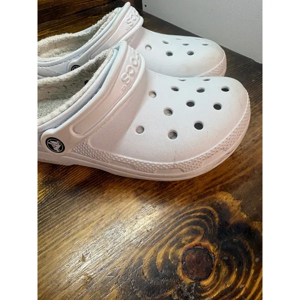 Crocs Light Blue Fur Lined Clogs Size‎ Women 6 - Image 4