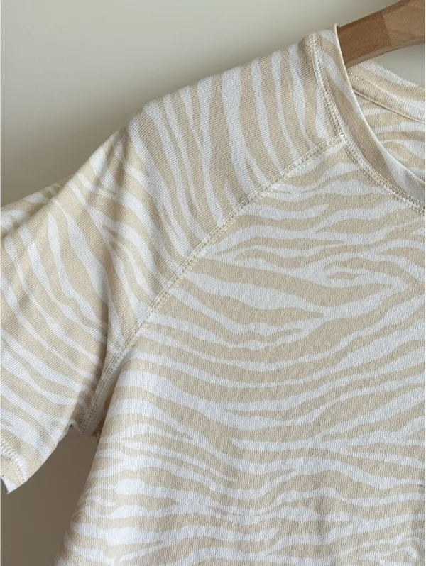 KIKIT Zebra Print Short Sleeve Top Beige White Stretch Size Medium - Image 4