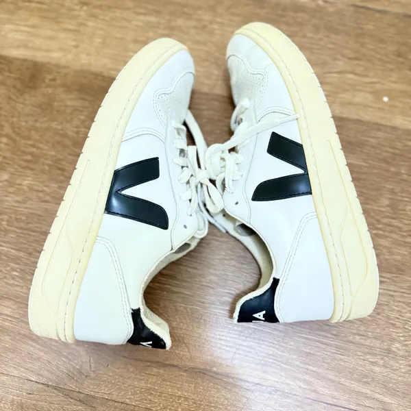 VEJA V-10 Men’s Lace Up Sneakers in White/Black - Size 8 .. - Image 2