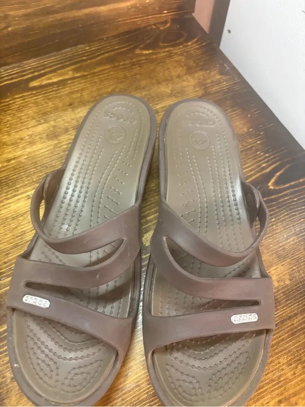 Crocs brown sandals size 9 - Image 4