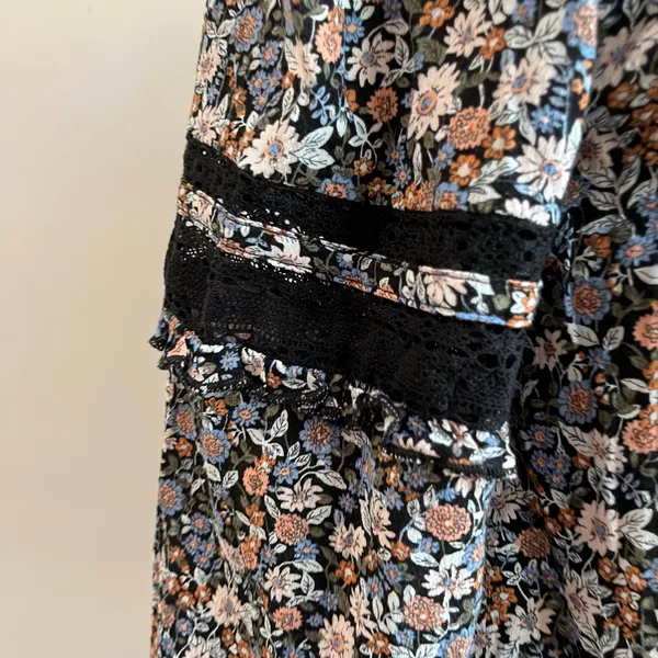 American Eagle Floral Open Back Ruffle‎ Lace Detail Blouse Size M - Image 5