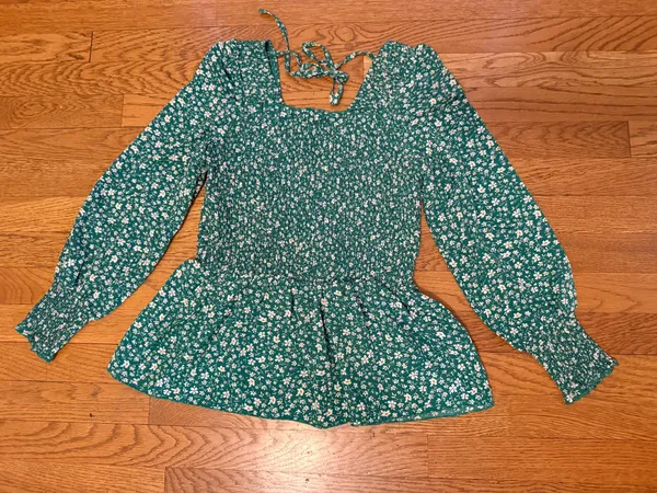 Green peplum-style blouse with a ditsy floral print size M - Image 7