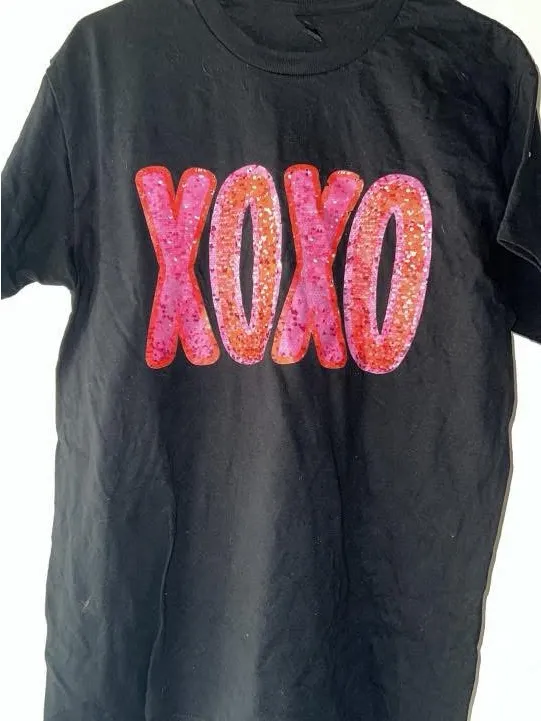 Gildan Black Short-Sleeve Tee with Pink Sequin XOXO Graphic - Image 2