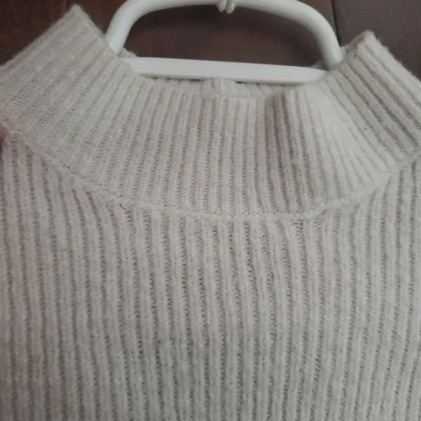 Max studio sweater size small in light cream color . Adorable opening on back - Image 5