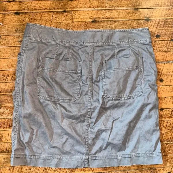 Loft gray size 4 Y2K cargo relaxed straight skirt - Image 3