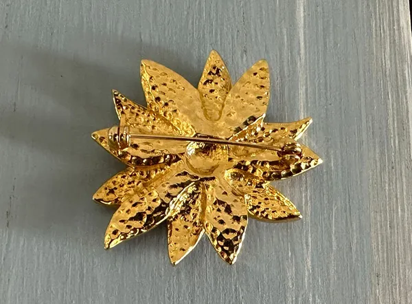 Flower Power Vintage Brooch Gold Tone W Beige Enamels Sparkly Rhinestones - Image 7