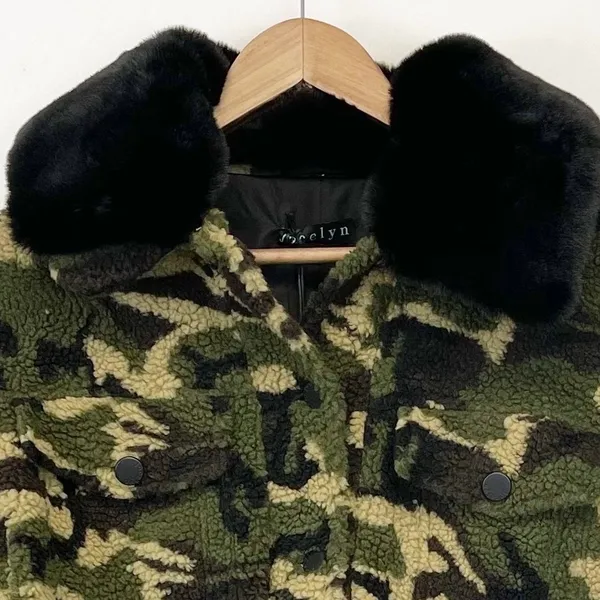NEW Jocelyn Womens S‎ Sherpa Trucker Jacket Faux Fur Collar Camo Green Black - Image 4