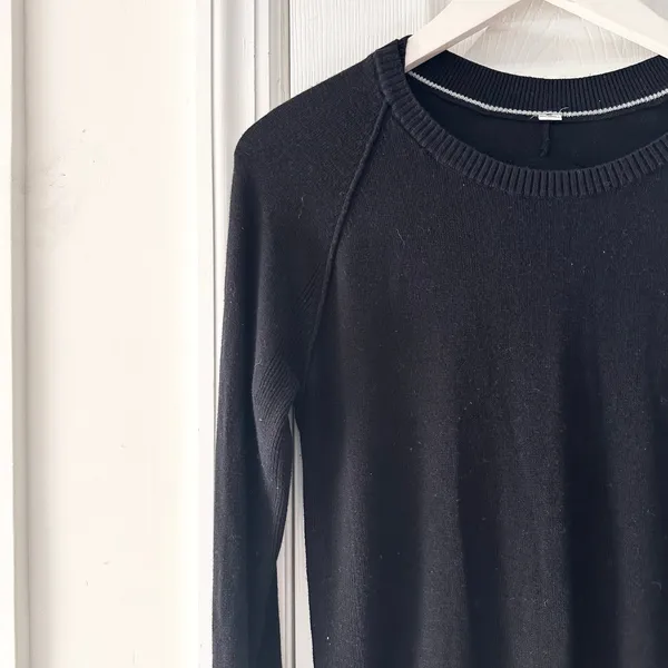 Lululemon Black Sunshine Coast Be Bold Long Sleeve Fitted Sweater M/L Thumbholes - Image 4