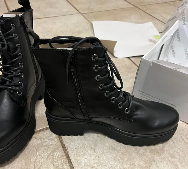 Story Boots Size 8.5 - Image 3