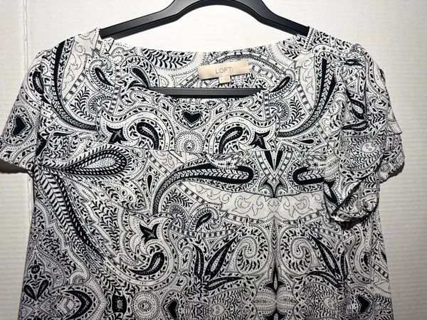 LOFT Paisley Blouse Size M Black White Short Sleeve Pullover Top - Image 2