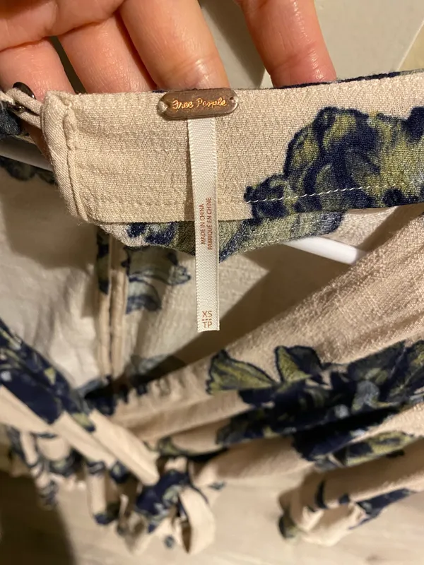 Free people floral v neck long sleeve romper size Xs - Image 5