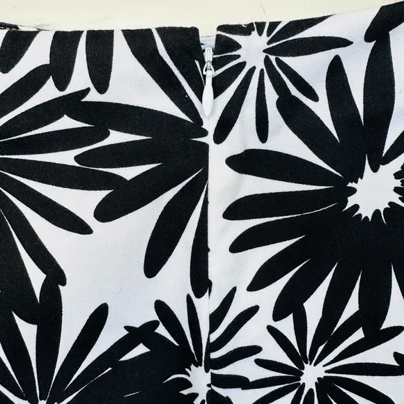 I.e. VTG Black & White Floral 100% Cotton Skirt Soft See Photos Has A‎ Snag. New - Image 3