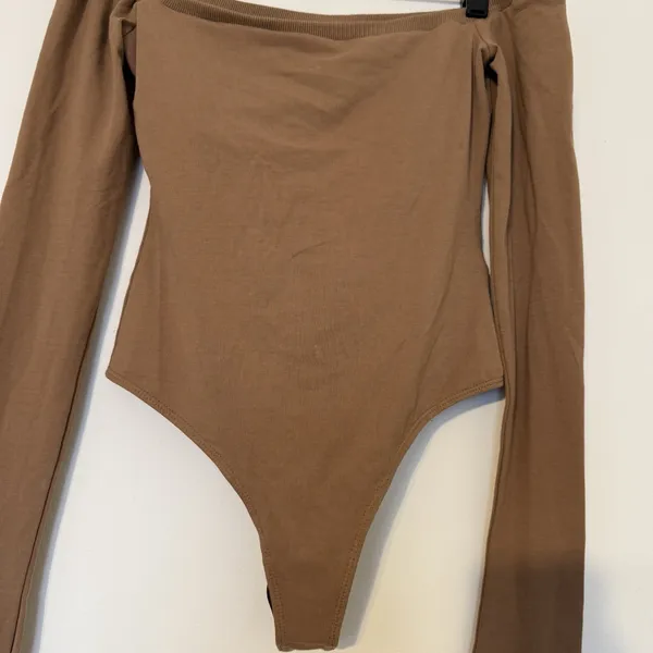 Princess Polly Women’s Size 2 Tan Brown Off The Shoulder Long Sleeve Bodysuit - Image 5