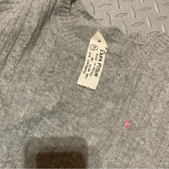 Abercrombie Ezra fitch sweater size medium 100 percent cashmere - Image 2