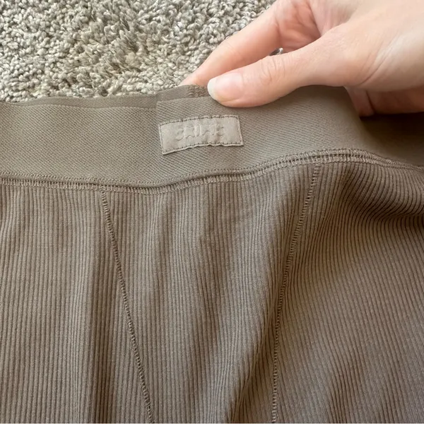 SKIMS Women's High Waist Tan Shorts - Image 3
