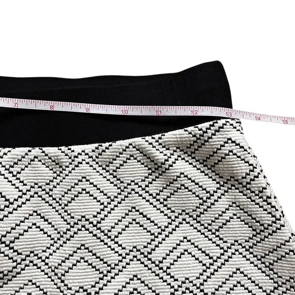 Gilli Kelsey Womens Sz M Petite Black cream Geometric Flared Mini Skirt Knit - Image 5