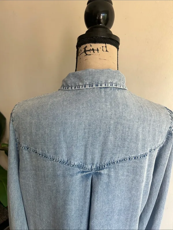 Jane + Delancey Chambray Snap Close Top Size Medium - Image 10