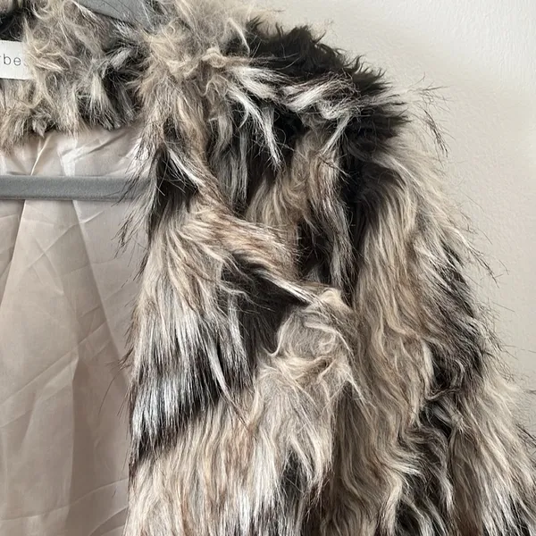 Faux fur jacket with hook in size Large - Image 2