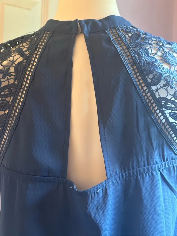 E & M Mock Neck Lace-Shoulder Camisole - Slate Blue Cut Out Back Sz 6 - Image 5