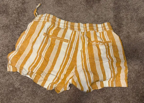 Summer Shorts Yellow Size M - Image 2