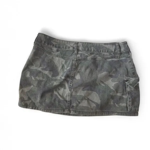 Y2K camo cargo mini skirt featuring a faded gray/green camouflage print Size S - Image 2