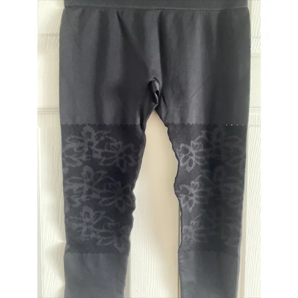 Fabletics Seamless Floral Capri Leggings Womens Size S Black Activewear Gym‎ Fit - Image 3