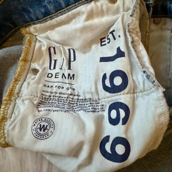 Gap (6S) High Rise Straight Leg Denim with minimal distressing - Image 5