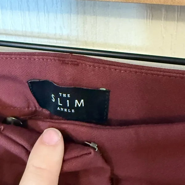 White House | Black Market Elegant Burgundy Women's Capris - Image 4