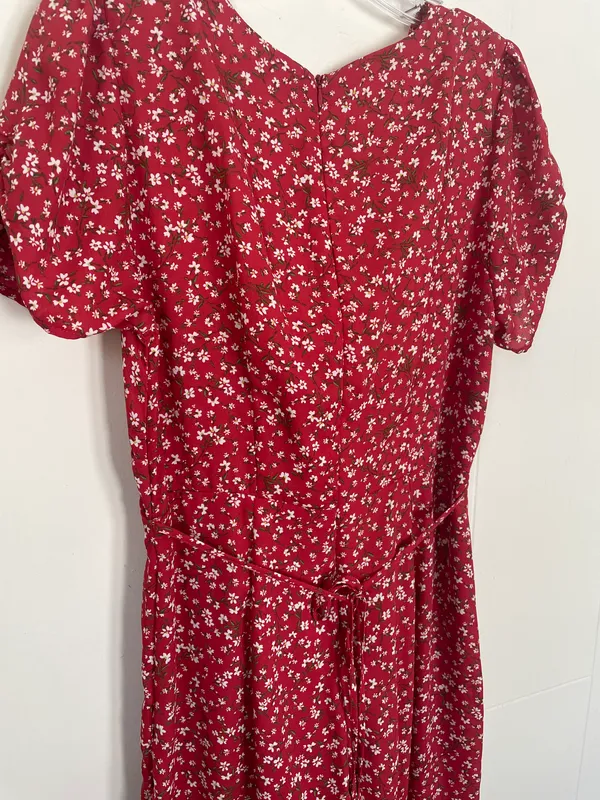 Blue Rain red floral jumpsuit v-neck tie back jumper Women’s size Large - Image 5