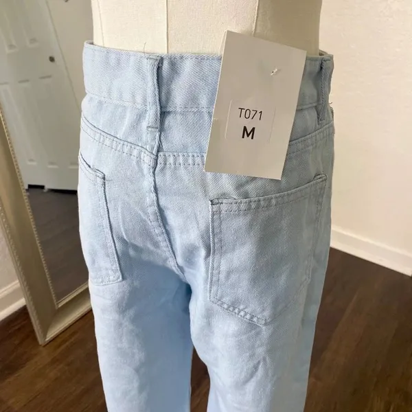 NWT Classic Light Blue Wide Leg Denim Jeans size M - Image 4