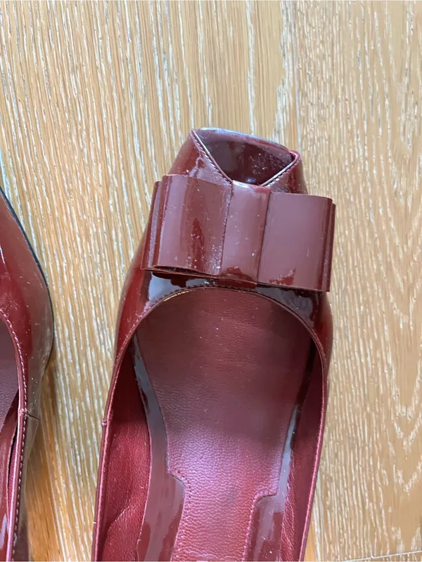 Via Spiga Burgundy Patent Bow-Accent Pointed Pump kitten heel used - Image 5